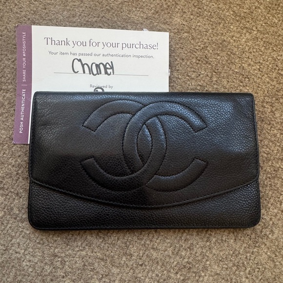 CHANEL Black Leather Shoulder Bag - Picture 16 of 16